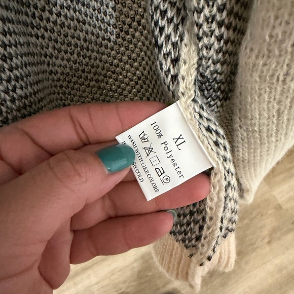 Chic Heart Patterned Cardigan - Picture 2 of 4